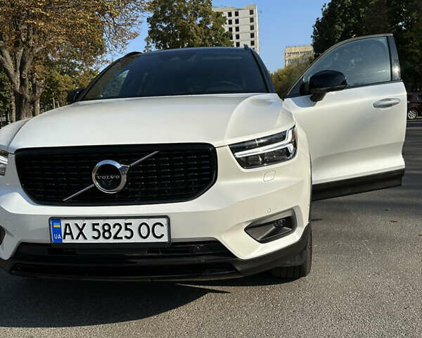 Белый Вольво XC40, объемом двигателя 1.97 л и пробегом 4 тыс. км за 29900 $, фото 1 на Automoto.ua