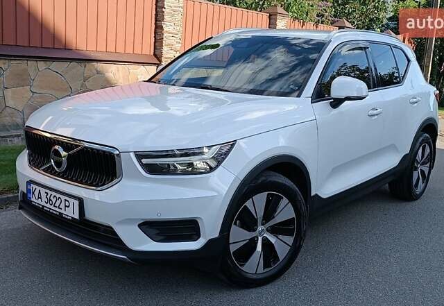 Белый Вольво XC40, объемом двигателя 1.97 л и пробегом 44 тыс. км за 36900 $, фото 1 на Automoto.ua