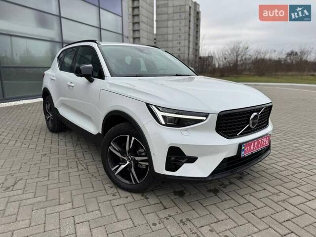 Белый Вольво XC40, объемом двигателя 1.97 л и пробегом 2 тыс. км за 42633 $, фото 1 на Automoto.ua