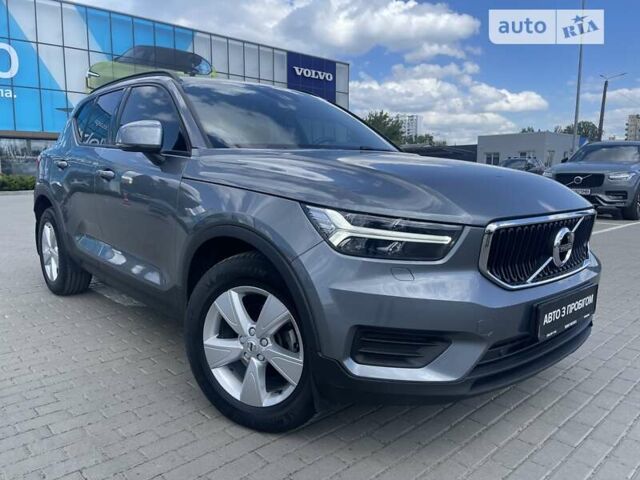 Серый Вольво XC40, объемом двигателя 1.97 л и пробегом 94 тыс. км за 29900 $, фото 1 на Automoto.ua