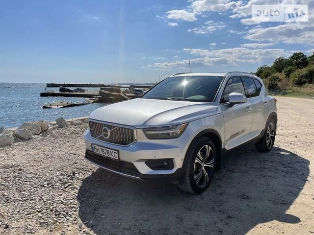 Сірий Вольво XC40, об'ємом двигуна 2 л та пробігом 40 тис. км за 39500 $, фото 1 на Automoto.ua