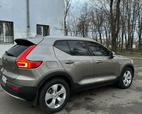 Сірий Вольво XC40, об'ємом двигуна 2 л та пробігом 131 тис. км за 30000 $, фото 1 на Automoto.ua