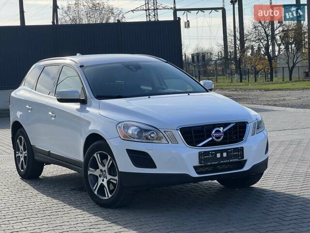 Белый Вольво ХС60, объемом двигателя 2.4 л и пробегом 240 тыс. км за 13999 $, фото 1 на Automoto.ua