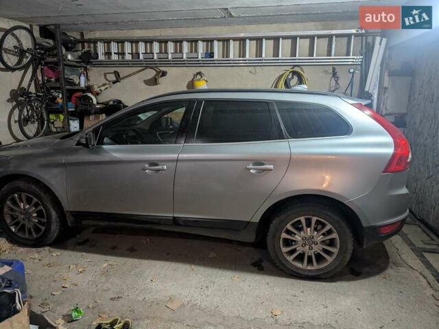 Серый Вольво ХС60, объемом двигателя 2.4 л и пробегом 230 тыс. км за 11000 $, фото 1 на Automoto.ua