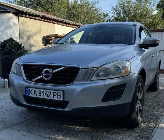Сірий Вольво ХС60, об'ємом двигуна 3 л та пробігом 250 тис. км за 12500 $, фото 1 на Automoto.ua