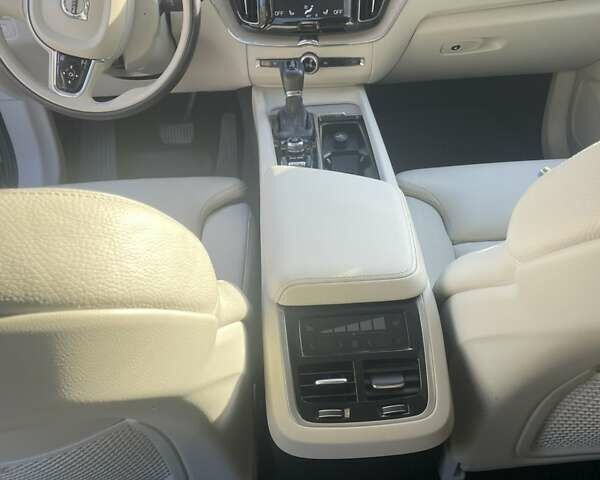 Серый Вольво ХС60, объемом двигателя 0 л и пробегом 45 тыс. км за 31200 $, фото 1 на Automoto.ua