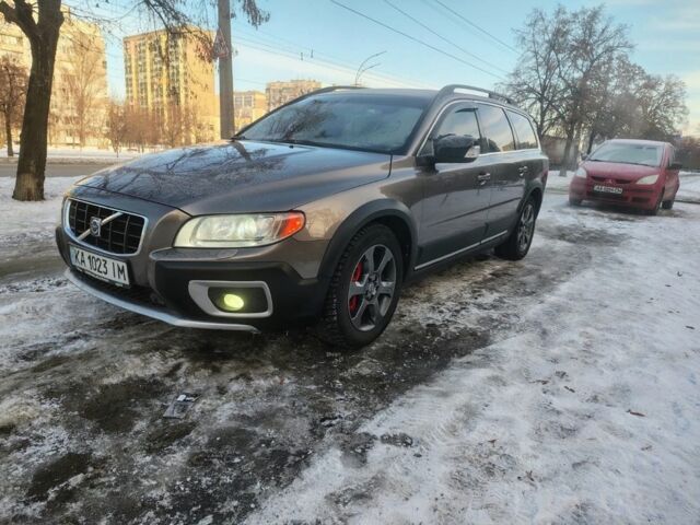 Коричневый Вольво ХС70, объемом двигателя 2.4 л и пробегом 299 тыс. км за 8800 $, фото 1 на Automoto.ua