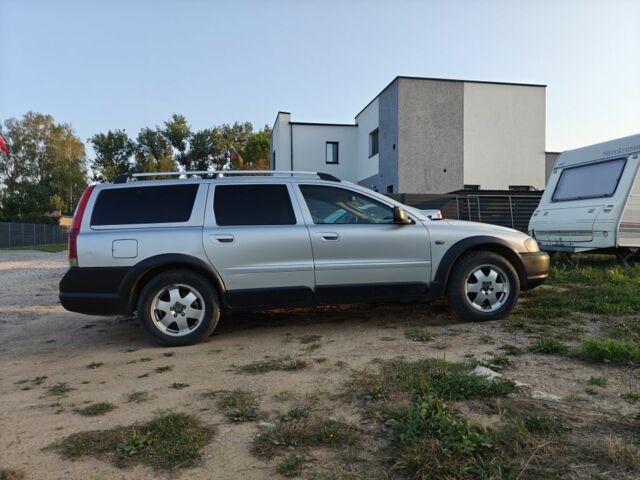 Серый Вольво ХС70, объемом двигателя 2.4 л и пробегом 300 тыс. км за 3800 $, фото 1 на Automoto.ua