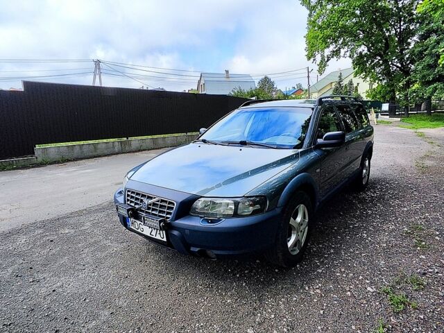 Серый Вольво ХС70, объемом двигателя 2.5 л и пробегом 318 тыс. км за 3700 $, фото 1 на Automoto.ua