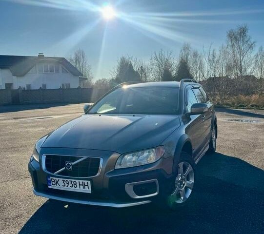 Серый Вольво ХС70, объемом двигателя 2.4 л и пробегом 313 тыс. км за 10500 $, фото 1 на Automoto.ua