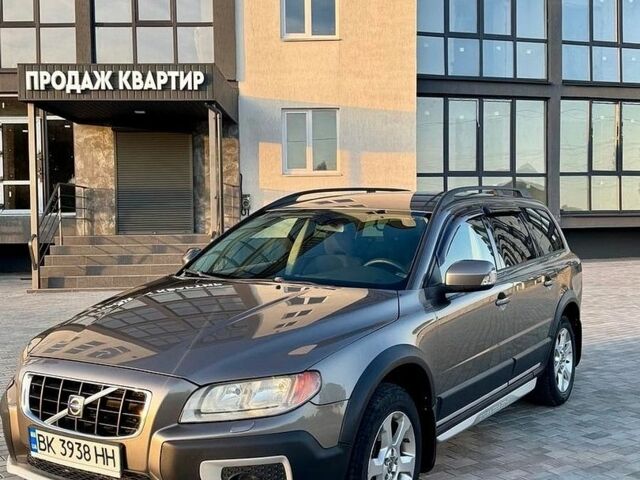 Серый Вольво ХС70, объемом двигателя 2.4 л и пробегом 315 тыс. км за 10300 $, фото 1 на Automoto.ua