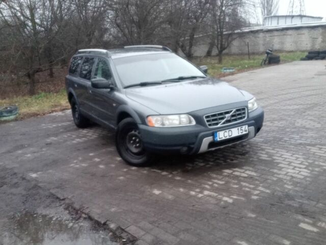 Серый Вольво ХС70, объемом двигателя 2.4 л и пробегом 423 тыс. км за 5300 $, фото 1 на Automoto.ua