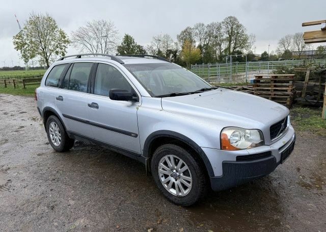 Серый Вольво ХС90, объемом двигателя 2.4 л и пробегом 300 тыс. км за 5499 $, фото 1 на Automoto.ua