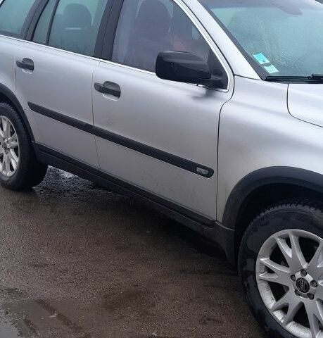 Серый Вольво ХС90, объемом двигателя 2.4 л и пробегом 200 тыс. км за 6062 $, фото 1 на Automoto.ua