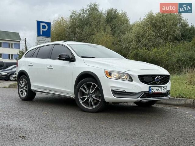 Белый Вольво V60 Cross Country, объемом двигателя 2.5 л и пробегом 161 тыс. км за 14900 $, фото 1 на Automoto.ua