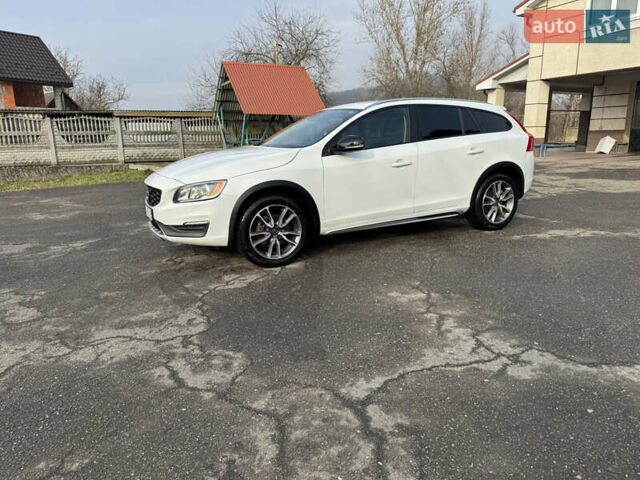Белый Вольво V60 Cross Country, объемом двигателя 2.5 л и пробегом 280 тыс. км за 14499 $, фото 1 на Automoto.ua