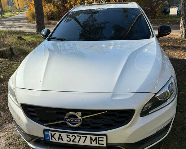 Білий Вольво V60 Cross Country, об'ємом двигуна 2.5 л та пробігом 99 тис. км за 17300 $, фото 1 на Automoto.ua