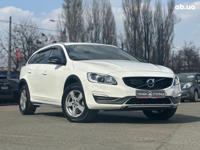 Белый Вольво V60 Cross Country, объемом двигателя 2 л и пробегом 194 тыс. км за 16900 $, фото 1 на Automoto.ua