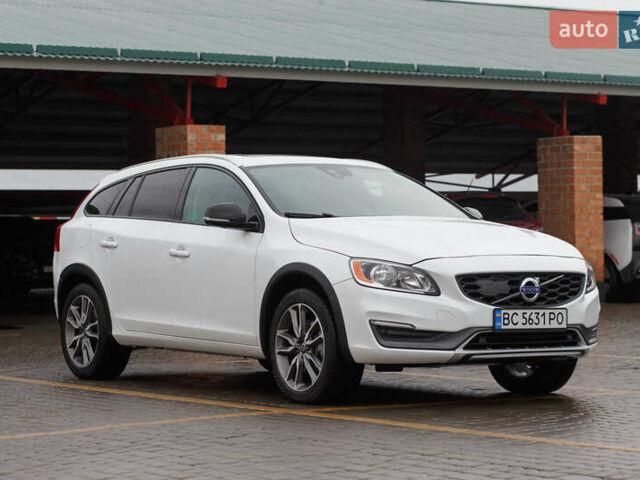 Белый Вольво V60 Cross Country, объемом двигателя 2.5 л и пробегом 144 тыс. км за 16400 $, фото 1 на Automoto.ua