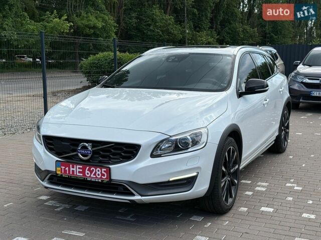 Белый Вольво V60 Cross Country, объемом двигателя 2.4 л и пробегом 230 тыс. км за 17300 $, фото 1 на Automoto.ua
