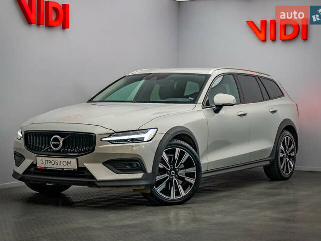 Белый Вольво V60 Cross Country, объемом двигателя 2 л и пробегом 199 тыс. км за 27439 $, фото 1 на Automoto.ua