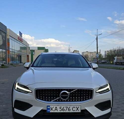 Белый Вольво V60 Cross Country, объемом двигателя 1.97 л и пробегом 60 тыс. км за 34500 $, фото 1 на Automoto.ua
