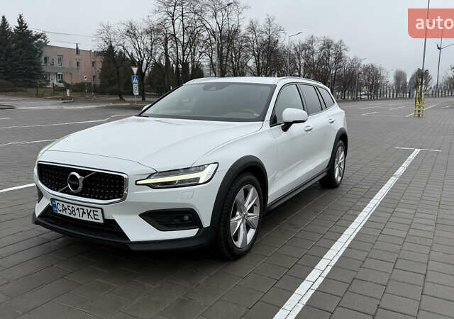 Белый Вольво V60 Cross Country, объемом двигателя 1.97 л и пробегом 219 тыс. км за 29900 $, фото 1 на Automoto.ua