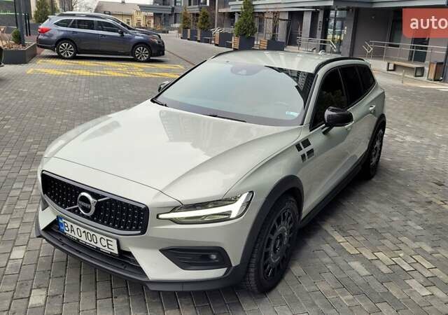 Бежевый Вольво V60 Cross Country, объемом двигателя 1.97 л и пробегом 126 тыс. км за 32500 $, фото 1 на Automoto.ua