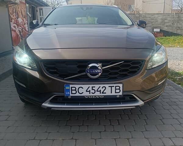 Коричневий Вольво V60 Cross Country, об'ємом двигуна 0 л та пробігом 132 тис. км за 20700 $, фото 1 на Automoto.ua