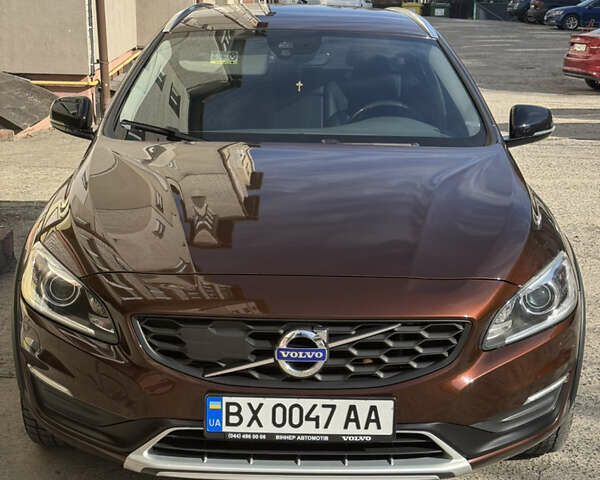 Коричневый Вольво V60 Cross Country, объемом двигателя 2.4 л и пробегом 106 тыс. км за 20400 $, фото 1 на Automoto.ua