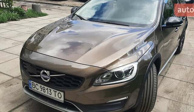 Коричневый Вольво V60 Cross Country, объемом двигателя 2 л и пробегом 215 тыс. км за 18900 $, фото 1 на Automoto.ua