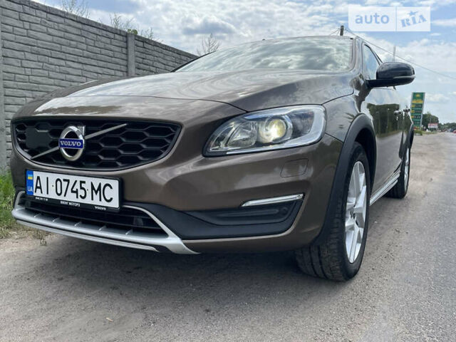 Коричневый Вольво V60 Cross Country, объемом двигателя 2 л и пробегом 90 тыс. км за 29750 $, фото 1 на Automoto.ua