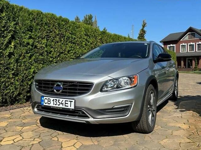 Серый Вольво V60 Cross Country, объемом двигателя 2.5 л и пробегом 146 тыс. км за 17900 $, фото 1 на Automoto.ua