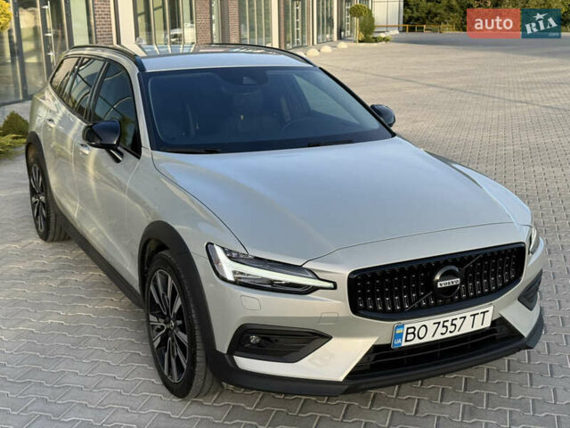 Серый Вольво V60 Cross Country, объемом двигателя 1.97 л и пробегом 137 тыс. км за 37400 $, фото 1 на Automoto.ua