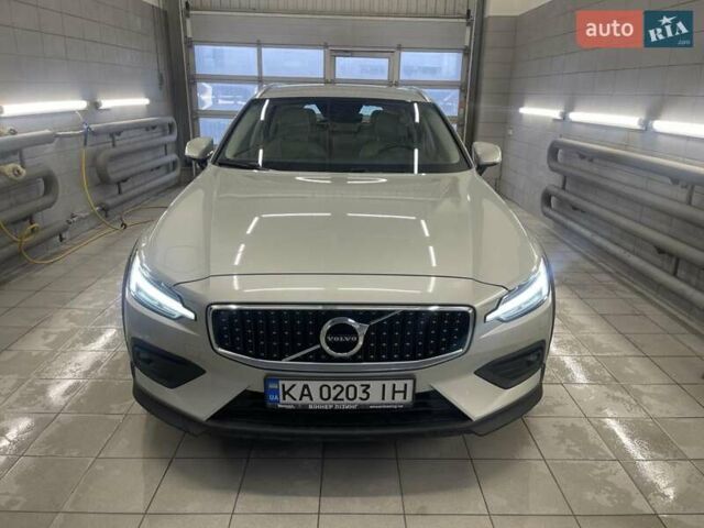 Серый Вольво V60 Cross Country, объемом двигателя 1.97 л и пробегом 136 тыс. км за 29500 $, фото 1 на Automoto.ua