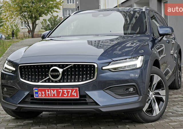 Синий Вольво V60 Cross Country, объемом двигателя 1.97 л и пробегом 190 тыс. км за 32800 $, фото 1 на Automoto.ua