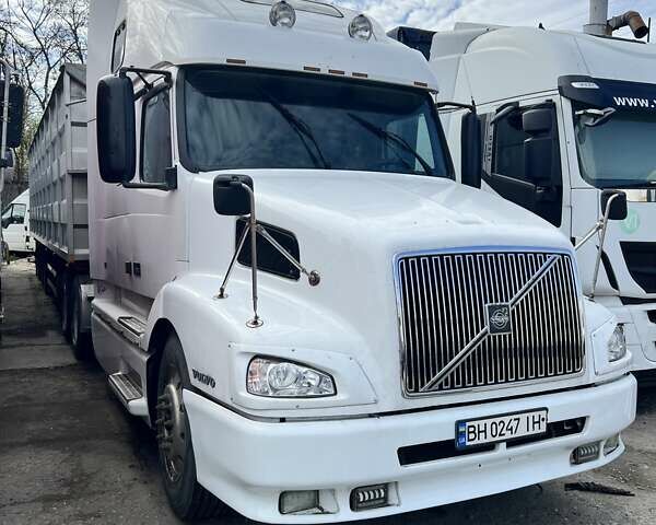 Белый Вольво VNL 670, объемом двигателя 12.13 л и пробегом 710 тыс. км за 10000 $, фото 1 на Automoto.ua