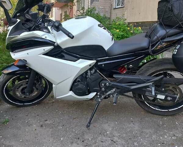 Белый Ямаха FZR 600, объемом двигателя 0.6 л и пробегом 12 тыс. км за 5900 $, фото 1 на Automoto.ua