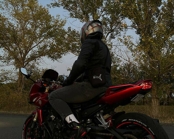 Красный Ямаха FZS 1000 Fazer, объемом двигателя 1 л и пробегом 80 тыс. км за 8500 $, фото 1 на Automoto.ua