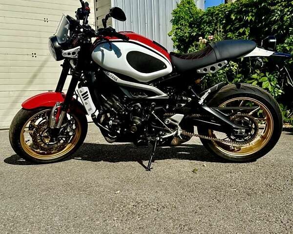 Красный Ямаха XSR 900, объемом двигателя 0.85 л и пробегом 4 тыс. км за 11000 $, фото 1 на Automoto.ua