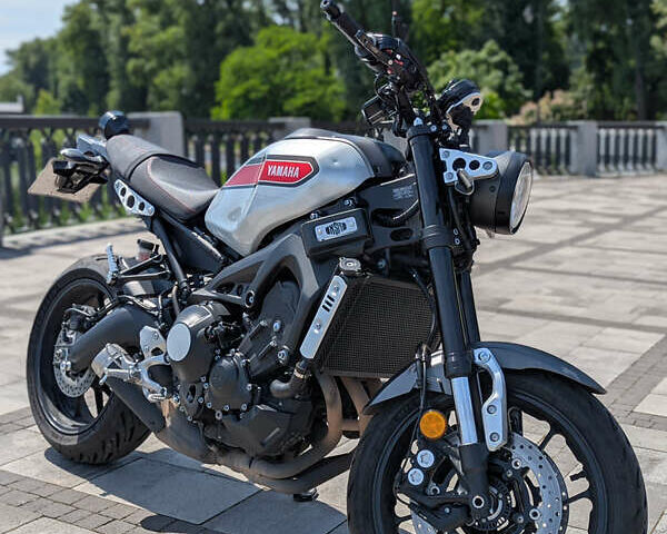 Серый Ямаха XSR 900, объемом двигателя 0.85 л и пробегом 19 тыс. км за 10500 $, фото 1 на Automoto.ua