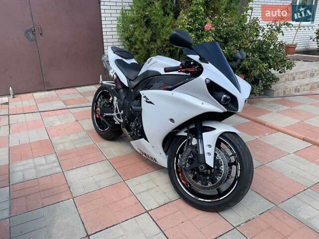 Белый Ямаха YZF R1, объемом двигателя 1 л и пробегом 30 тыс. км за 10300 $, фото 1 на Automoto.ua