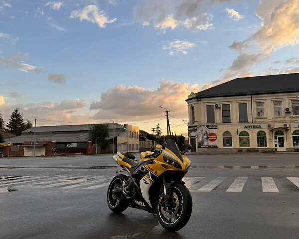 Желтый Ямаха YZF R1, объемом двигателя 1 л и пробегом 57 тыс. км за 7500 $, фото 1 на Automoto.ua
