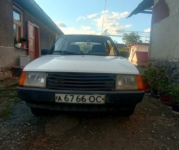 Белый ЗАЗ 1102 Таврия, объемом двигателя 1.1 л и пробегом 250 тыс. км за 650 $, фото 1 на Automoto.ua