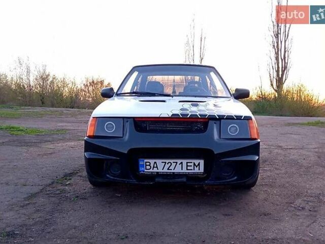 Белый ЗАЗ 1102 Таврия, объемом двигателя 1.1 л и пробегом 100 тыс. км за 1000 $, фото 1 на Automoto.ua