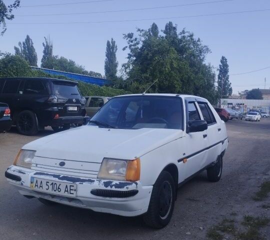 ЗАЗ 1103 Славута 2006 в Николаеве на Automoto.ua Белый ЗАЗ 1103 Славута, объемом двигателя 0 л и пробегом 200 тыс. км за 700 $, фото 1 на Automoto.ua