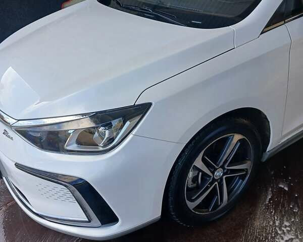 Белый BAIC EU5, объемом двигателя 0 л и пробегом 52 тыс. км за 13000 $, фото 1 на Automoto.ua