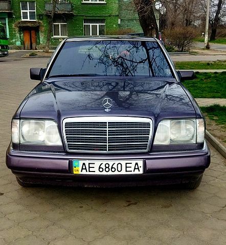 Коричневый Мерседес Е-Класс, объемом двигателя 20 л и пробегом 370 тыс. км за 2500 $, фото 1 на Automoto.ua