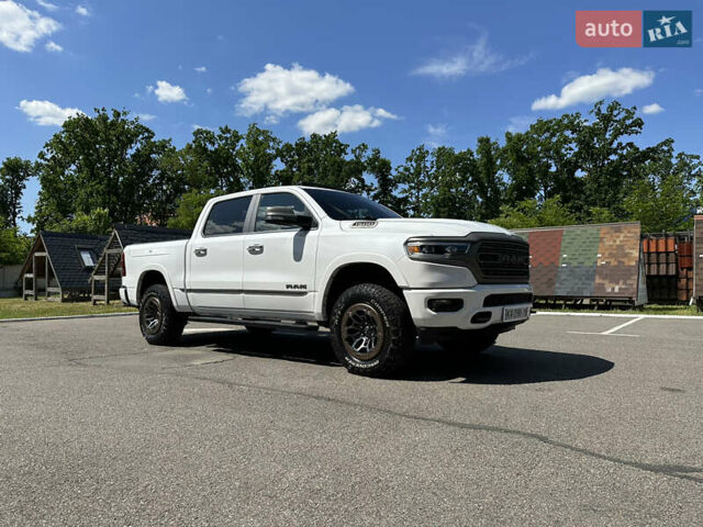 Белый Ram 1500, объемом двигателя 5.7 л и пробегом 105 тыс. км за 56000 $, фото 1 на Automoto.ua