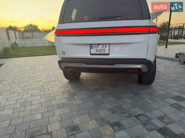 Белый Rivian R1S, объемом двигателя 0 л и пробегом 3 тыс. км за 57000 $, фото 1 на Automoto.ua